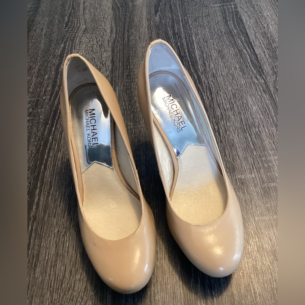 Michael Michaelel Kors Beige Leather Presley Patent Pump. Size 6M.